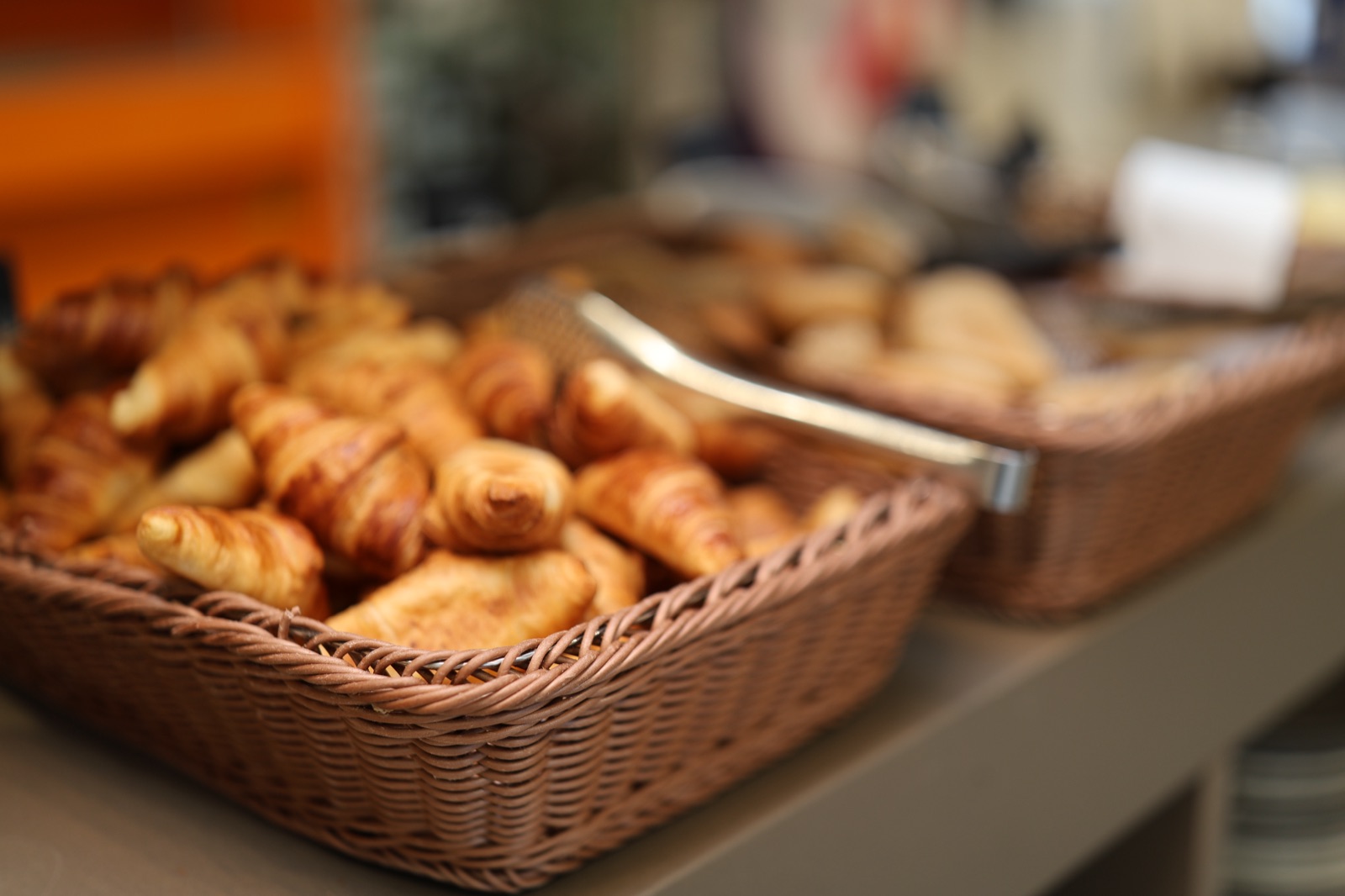 Morgenmad og croissanter i morgenmødet