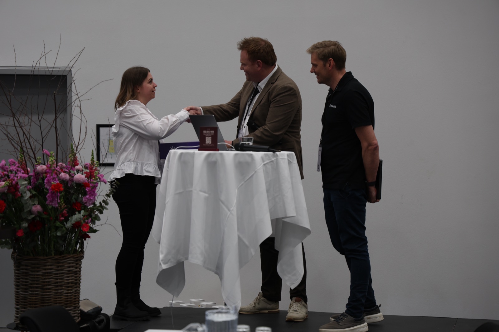 Prisoverrækkelse og anerkendelse på konferencens scene