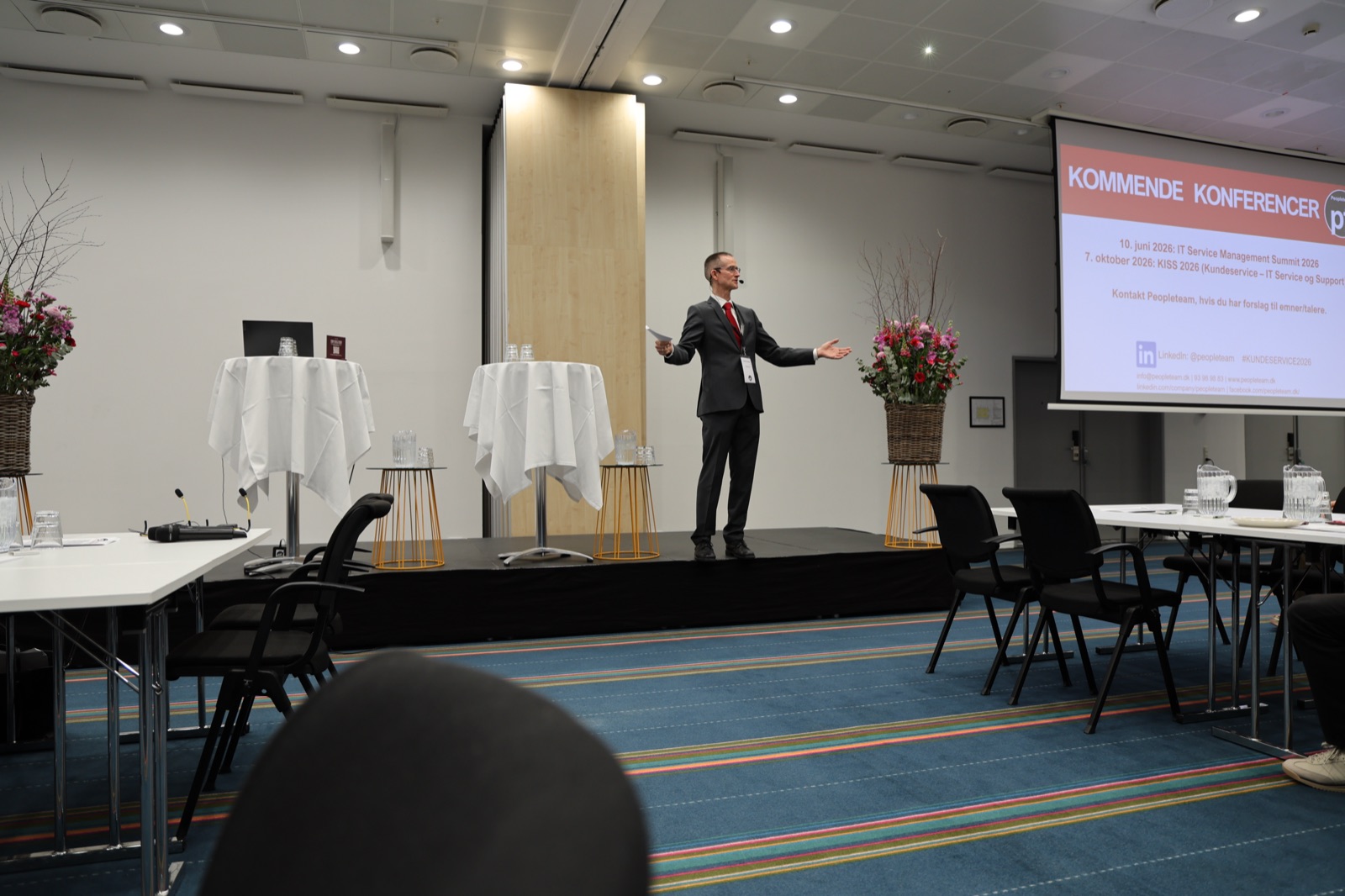 Keynote-taler på scenen